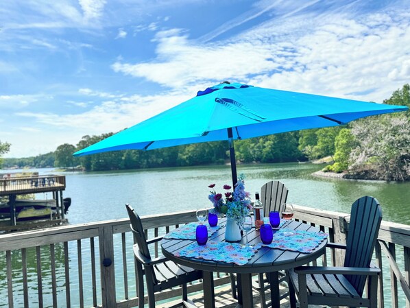 Outdoor dining - Beautiful! So many amenities! This is your house! (Moneta)