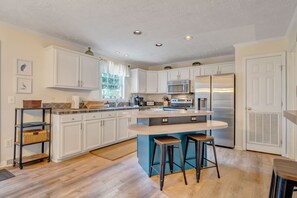 Fridge, microwave, oven, stovetop - Beautiful! So many amenities! This is your house! (Moneta)