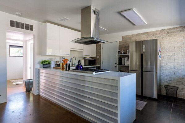 Microwave, oven, stovetop, dishwasher - Amazing backyard wpool~Walk to Old Town Scottsdale (Scottsdale)