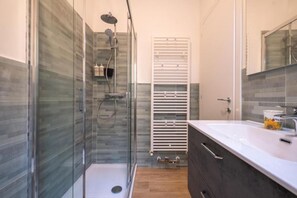 Chuveiro, produtos de toalete grátis, secador de cabelo, chinelos