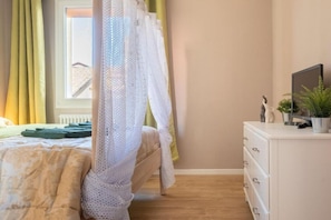 2 bedrooms, iron/ironing board, WiFi, bed sheets