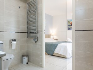 تجهيزات دش، مستلزمات مجانية للعناية الشخصية، مجففات شعر، مناشف