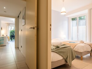 2 عدّة غرف نوم ومكواة/لوح كي وواي فاي وملاءات أسرّة