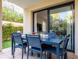 تناول الطعام بالخارج