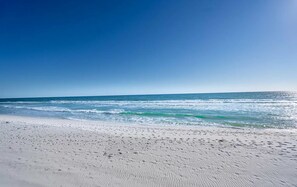 Una playa de arena blanca y olas.