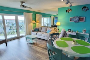 Smart TV, DVD player - Free Beach Service-Beachfront 6th Floor (Fort Walton Beach)