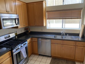 Private kitchen - Spacious 2 Bed 2.5 Bath in the Heart of Coronado (Coronado)