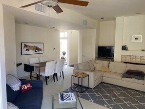 Living area - Spacious 2 Bed 2.5 Bath in the Heart of Coronado (Coronado)