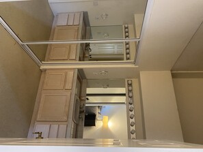 Interior - Spacious 2 Bed 2.5 Bath in the Heart of Coronado (Coronado)