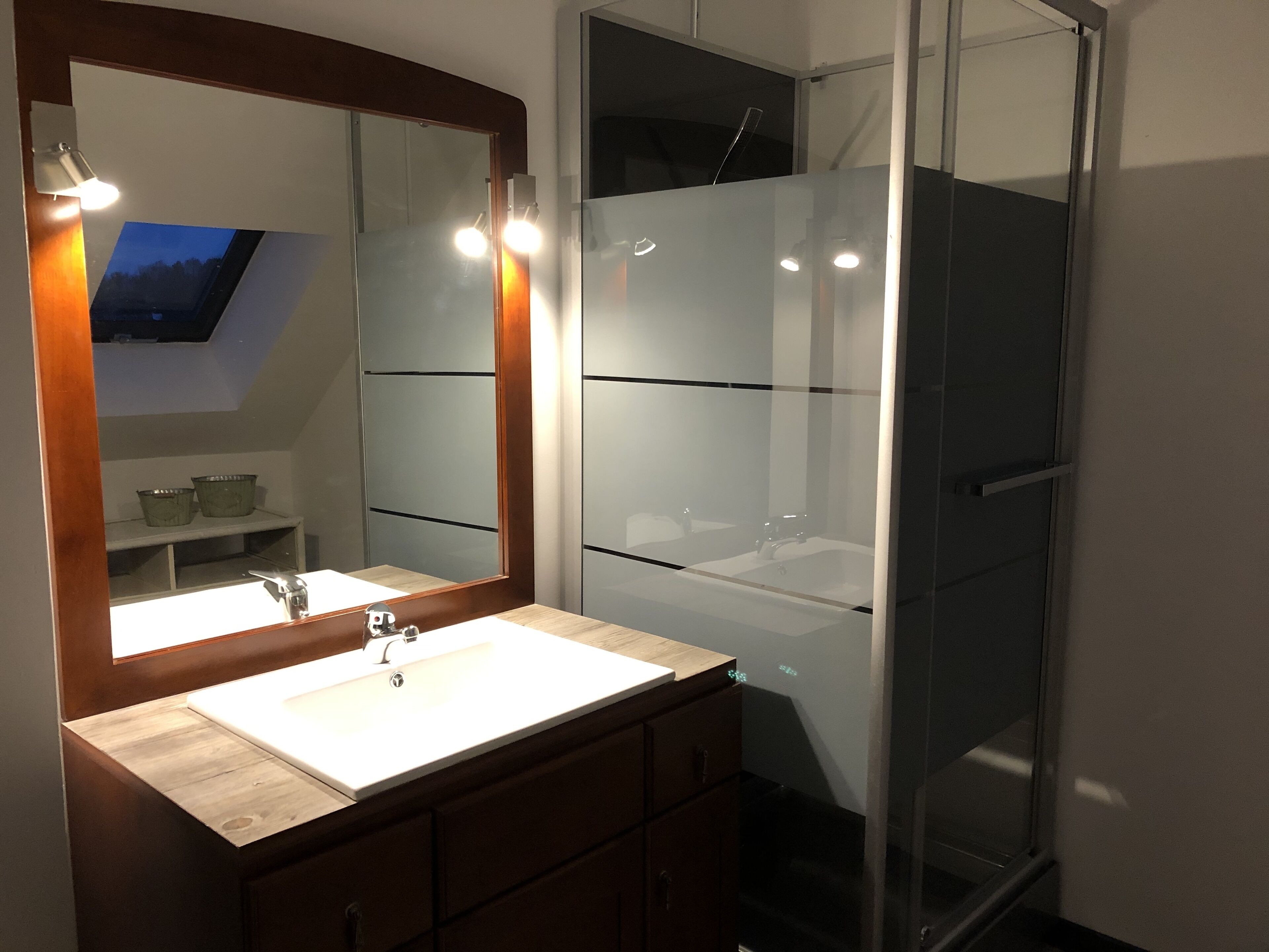 淋浴设施、吹风机、毛巾、肥皂