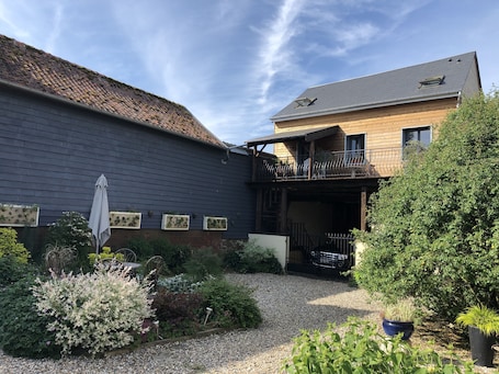 Exterior. Gîte in the heart of a valley with terrace 20 minutes from Amiens
