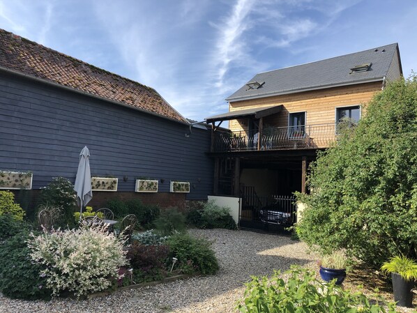 Exterior - Gîte in the heart of a valley with terrace 20 minutes from Amiens (Bergicourt)