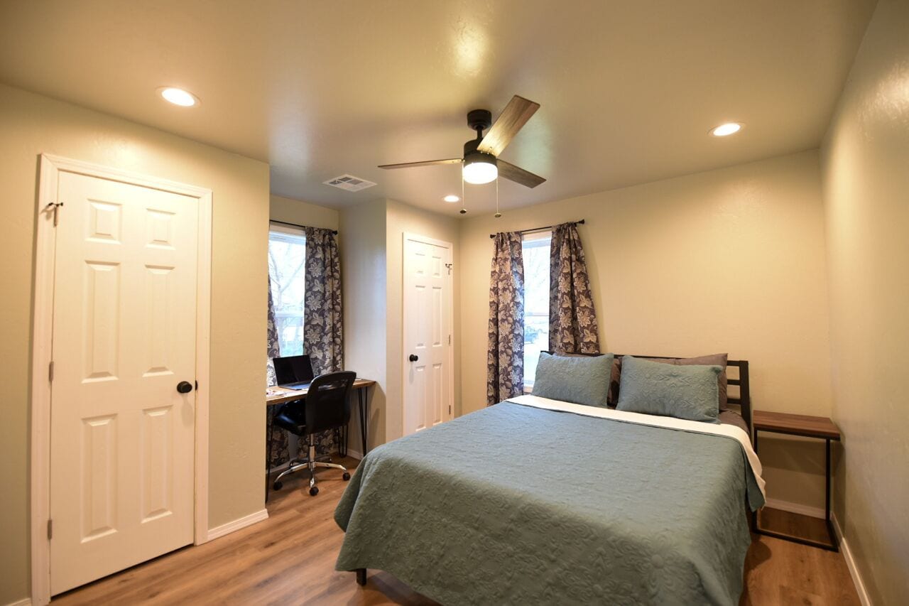 2 bedrooms, desk, iron/ironing board, travel crib