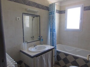 Combined shower/bathtub, hair dryer, towels, toilet paper - Gite Le Christol between Gard and Ardèche (Saint Victor de Malcap)