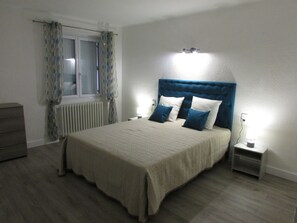 3 bedrooms, desk, iron/ironing board, travel crib