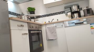 Kühlschrank, Mikrowelle, Ofen, Herdplatte