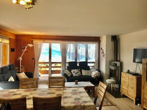 Een smart-tv, een open haard, videogames en een dvd-speler