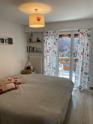 2 slaapkamers, een strijkplank/strijkijzer, gratis wifi, beddengoed