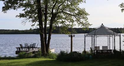 Lovely cottage on lakeside plot