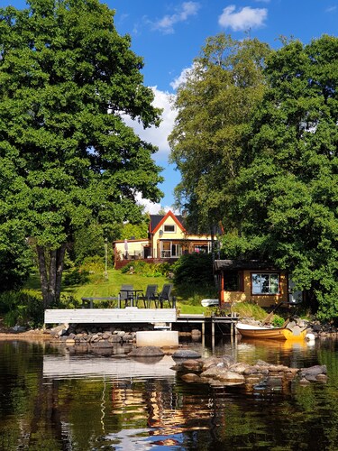 Lovely cottage on lakeside plot