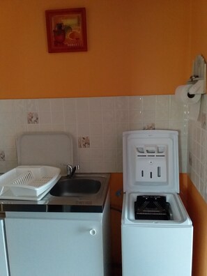Een koelkast, een microgolfoven, een oven, een kookplaat