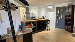 Kaffetrakter/tekoker, kjøleskap, mikrobølgeovn og ovn