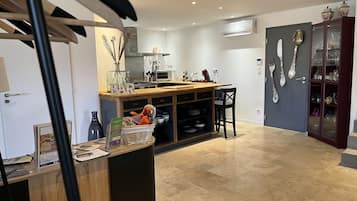 Réfrigérateur, micro-ondes, four, plaque de cuisson