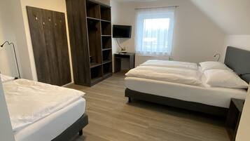 Phòng 3 phong cách cổ điển | Két bảo mật tại phòng, bàn, khu vực làm việc phù hợp cho laptop