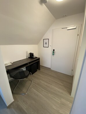 Classic-Dreibettzimmer | Zimmersafe, Schreibtisch, laptopgeeigneter Arbeitsplatz