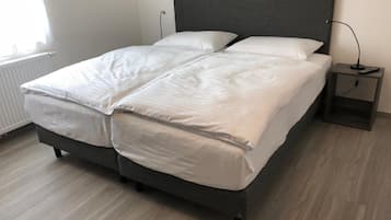 Zimmersafe, Schreibtisch, laptopgeeigneter Arbeitsplatz
