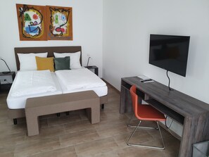 经典三人房 | 客房内保险箱、办公桌、笔记本电脑工作区、隔音