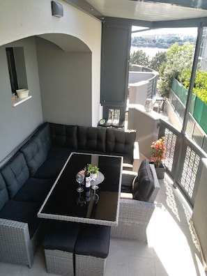 Outdoor dining - -Great maisonette apartment -with sea view -located directly on the beach -underground garage (Medulin/Pula)