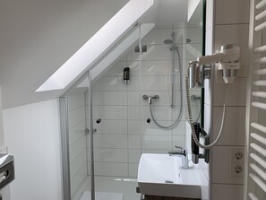Junior-Apartment | Badezimmer | Dusche, Haartrockner, Handtücher