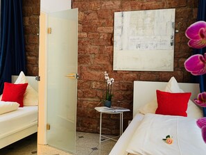 Triple Room | Desk, laptop workspace, free WiFi, bed sheets - Hotel B54 Heidelberg (Heidelberg)