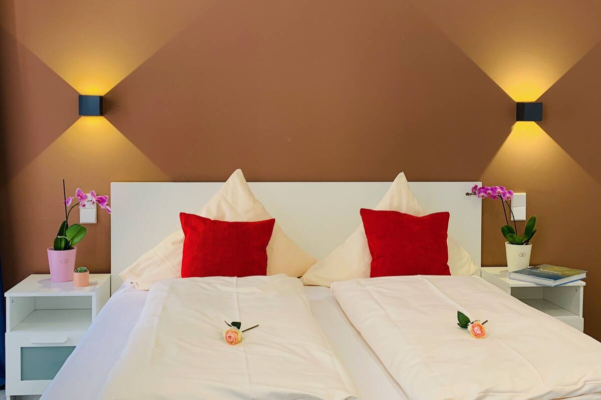 Triple Room | Desk, laptop workspace, WiFi (free), bed sheets