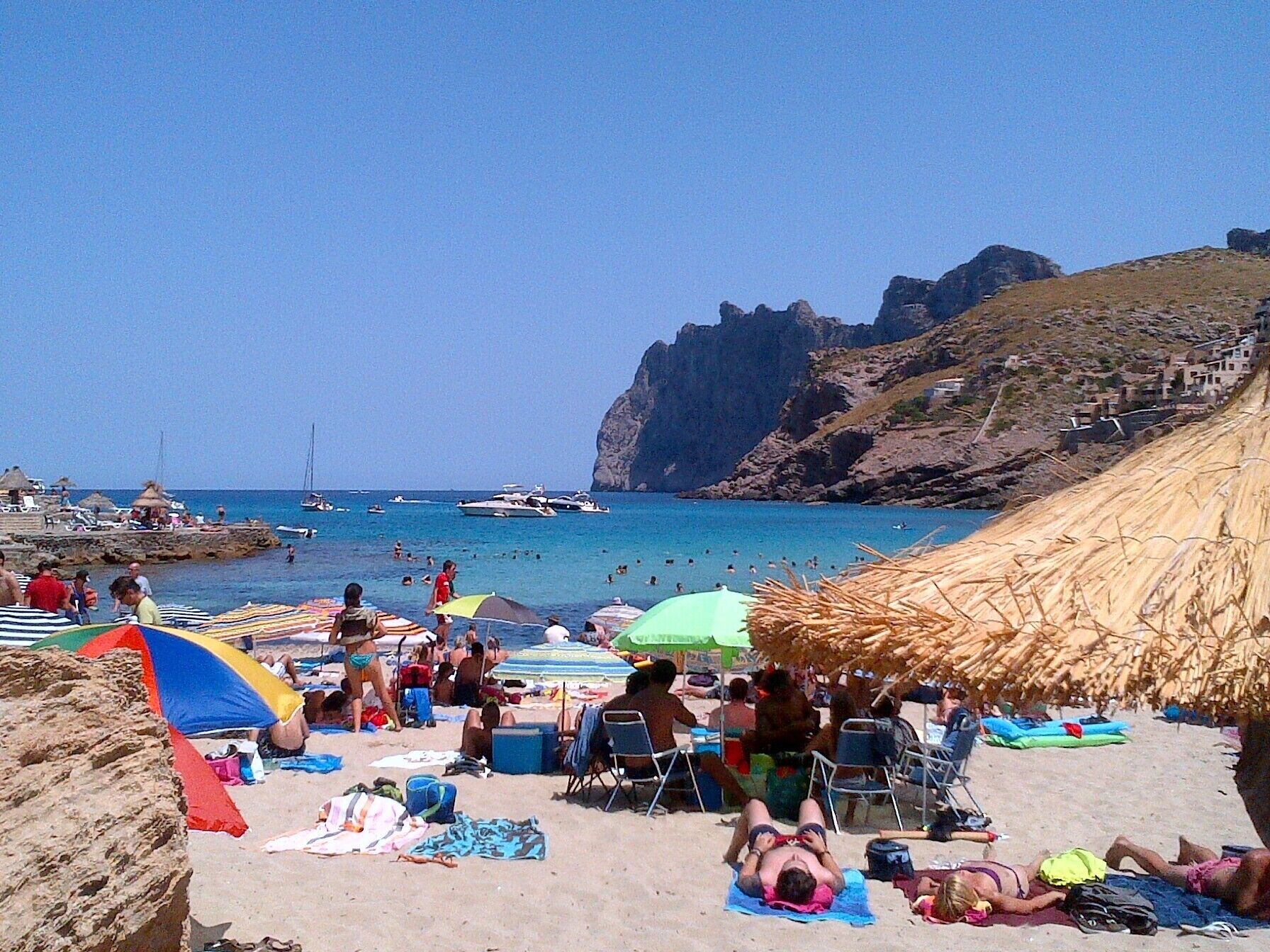Playa en los alrededores y toallas de playa 