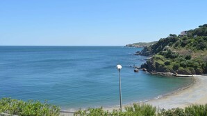 A coastal landscape with a clear view of the sea, a sandy beach, and a hill with vegetation. - Family apartment sleeps 6 Banyuls-sur-Mer A/C, private parking, near beaches (Banyuls-sur-Mer)