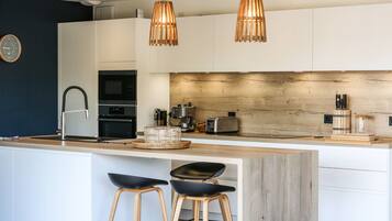 Réfrigérateur, micro-ondes, four, plaque de cuisson