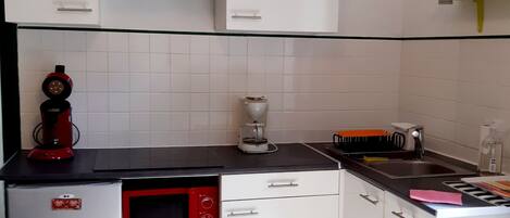 Kühlschrank, Mikrowelle, Ofen, Herdplatte
