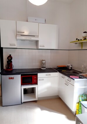 Frigorifero, microonde, forno, piano cottura