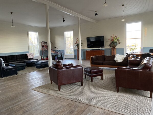 Älytelevisio, pöytätennispöytä, kirjoja, stereot