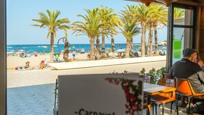 Un restaurante con vistas a la playa y al océano.