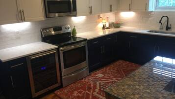 雪櫃、微波爐、焗爐、爐具