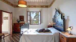 6 bedrooms, iron/ironing board, travel cot, free WiFi