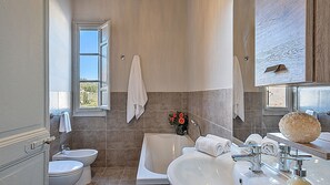 Badekar, hårføner, bidé og håndklær