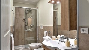 Badekar, hårføner, bidé og håndklær