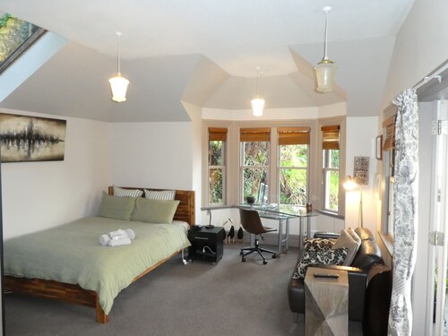 Superb self-contained studio flat minutes away from central Wellington