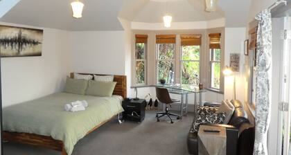Superb self-contained studio flat minutes away from central Wellington