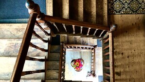 A wooden staircase with a heart-shaped table at the landing. - Luxury Apartment overlooking Center Harbor in Brooklin (Brooklin)