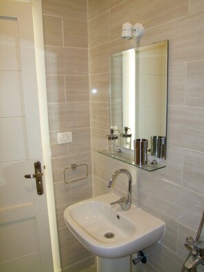 Shower, bidet, toilet paper - Relaxing pool studio with view, no extra bedrooms, one dubbele bed (Hurghada)